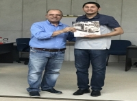 Recebimento do livro do Grupo JCA de Marlon Damacena para Carlos Almei